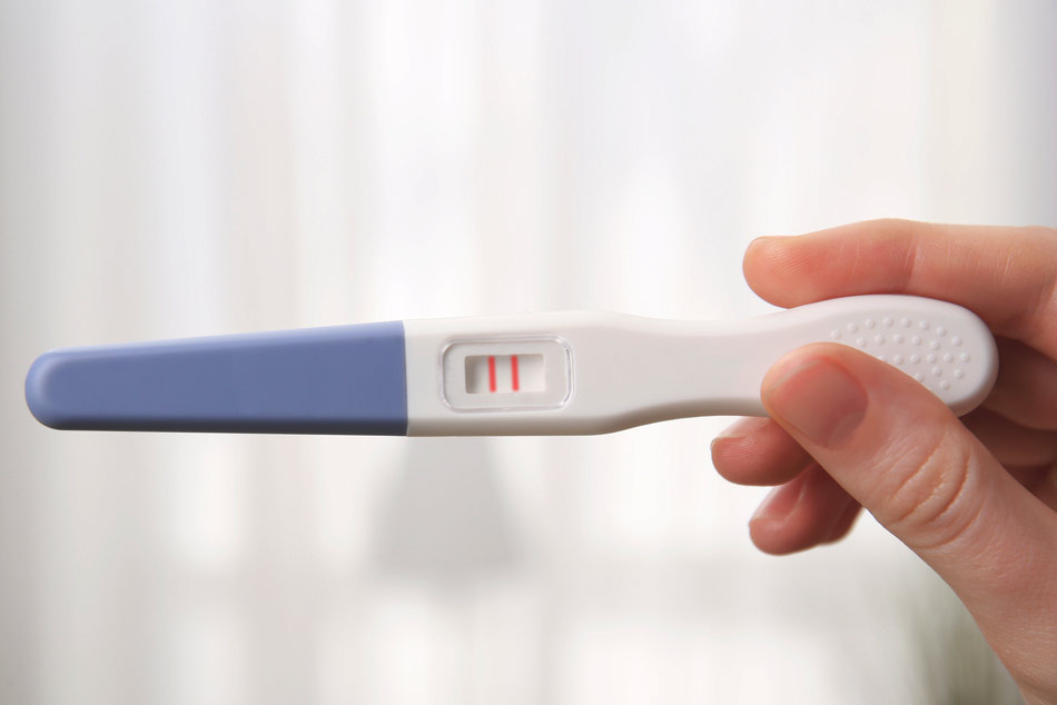 Dùng que thử thai để kiểm tra chậm kinh có phải do mang thai hay không 