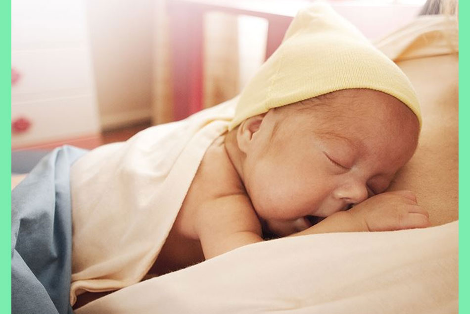 Cho trẻ bú sữa mẹ là một cách giúp trẻ nhanh hết bị vàng da