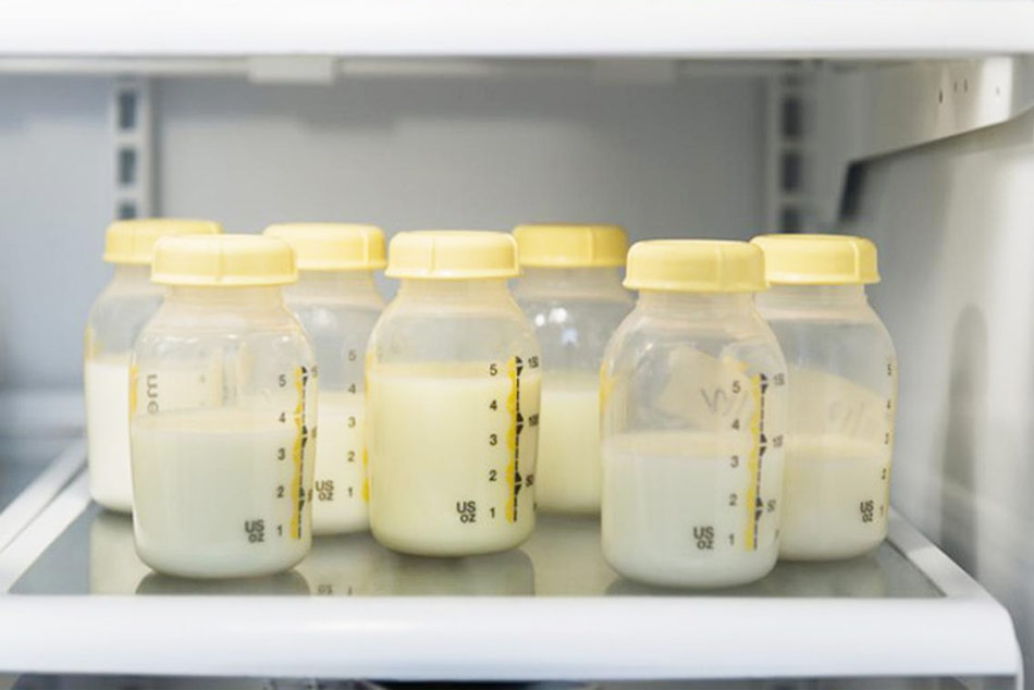 Nên cất sữa vào ngăn đông tủ lạnh hoặc tủ làm đông ngay khi vắt xong
