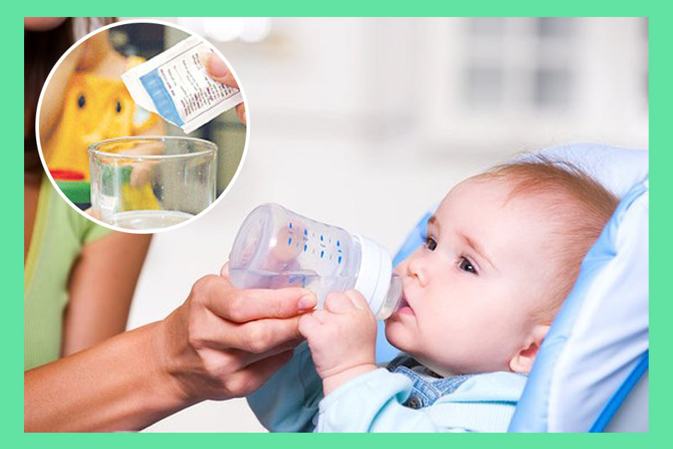 Giúp trẻ hạ sốt bằng cách cho trẻ uống nhiều nước hoặc uống oresol
